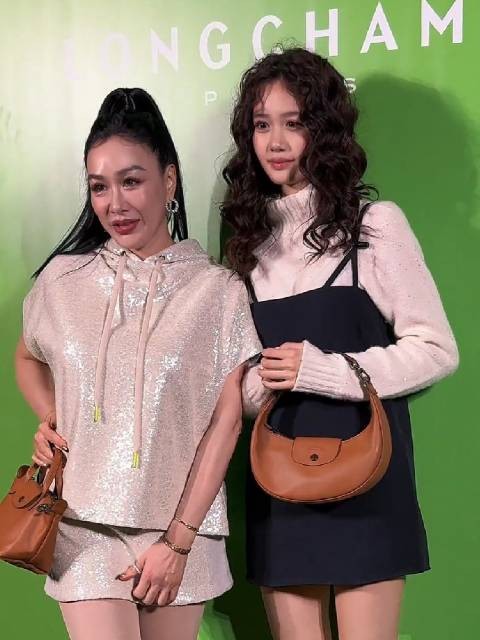 钟丽缇考拉母女同框，考拉完美继承了妈妈的美貌！