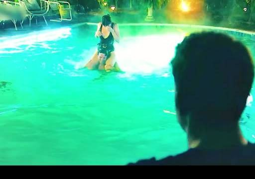 丈夫看到妻子和别的男人亲热却无动于衷！