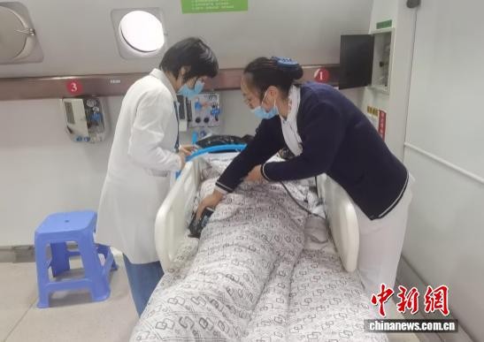 医护人员抢救一氧化碳中毒患者。浙江省中医院供图