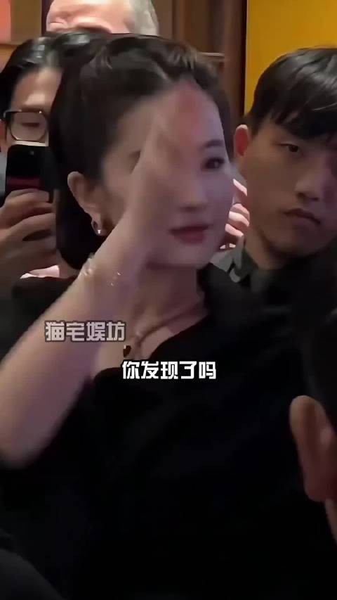 明明刘亦菲是美国国籍,为何出席活动总是压轴出场?得知真实原因瞬间恍然大悟