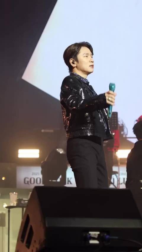 韩国男歌手K.Will最近在舞台上表演了Standing Next to You