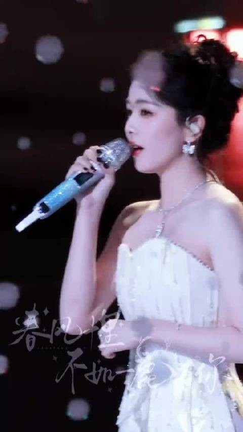 从青涩新人到现在的实力演员,白鹿这八年的蜕变真的好亮眼,期待红毯