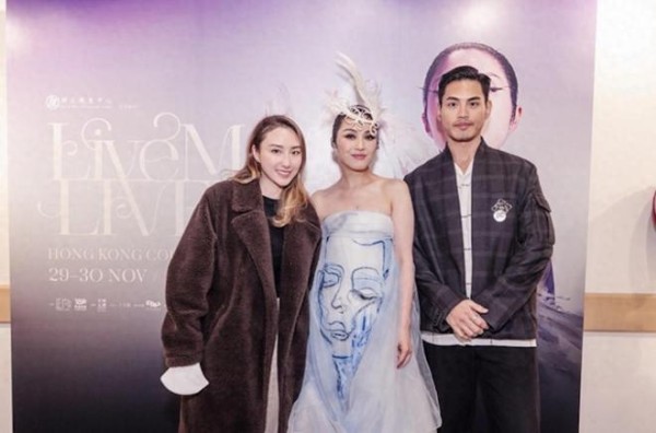 何超云看演唱会新男友相伴，两人合照曝光，男方身材高挑注重打扮