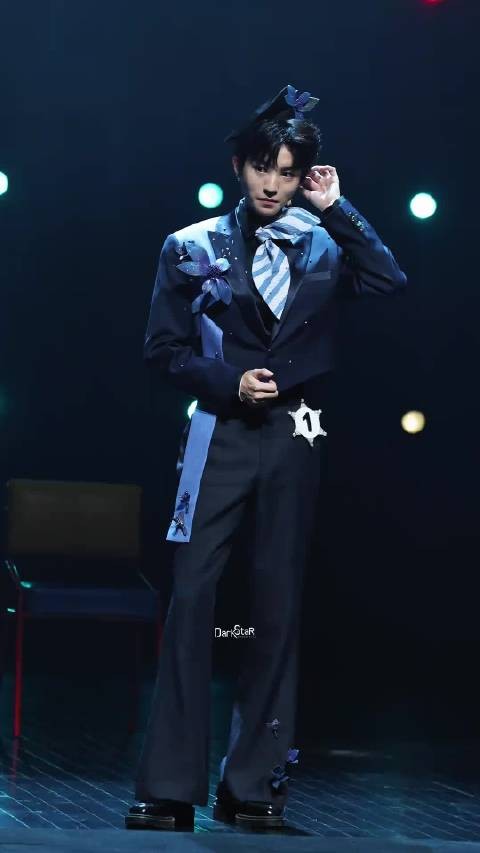 佟丽娅为王俊凯话剧打call:棒棒棒!