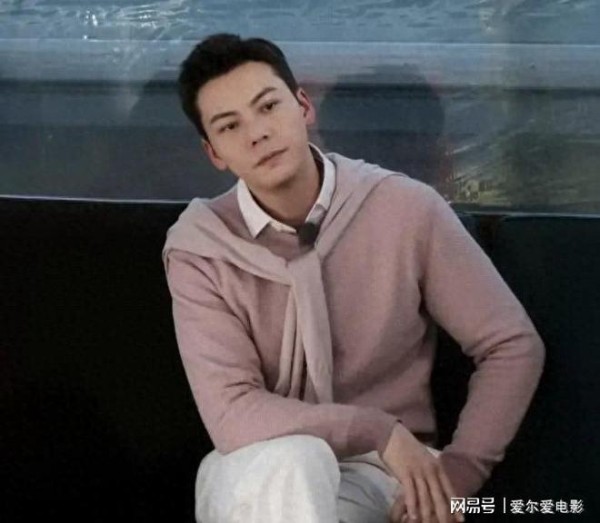 产后两月，何穗再出差！陈伟霆隔空搭老钱风，甜蜜示爱笑意满！