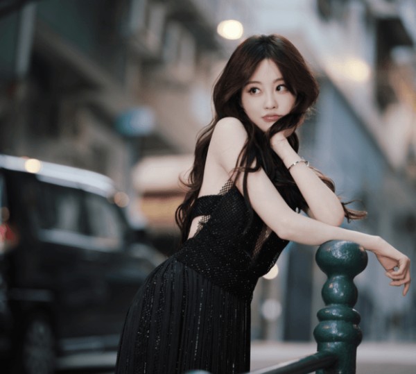 祝绪丹抬臂舒展的姿态衬出慵懒明艳的氛围感。