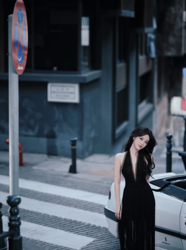 祝绪丹街头车流作背景,神态清冷又带着随性的明艳。