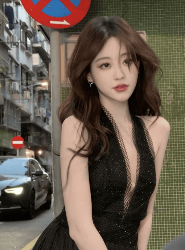 祝绪丹近景特写里,妆容明艳柔和。