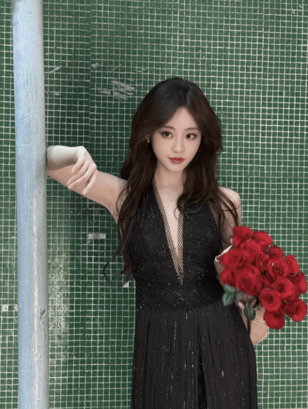 祝绪丹轻倚街头栏杆,随性明艳。