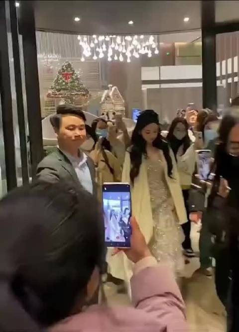 身上披的毯子被踩掉,都能忍着不发脾气的人,个人觉得吴宣仪已经很宠粉了!