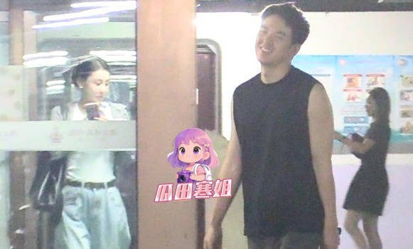 疑同居实锤?仝卓贾青同车返回女方家中