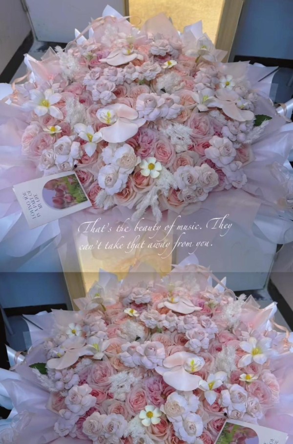 董宇辉出圈42个月丈母娘鲜花堆成海,董董讲述鲜花用途,网友大赞