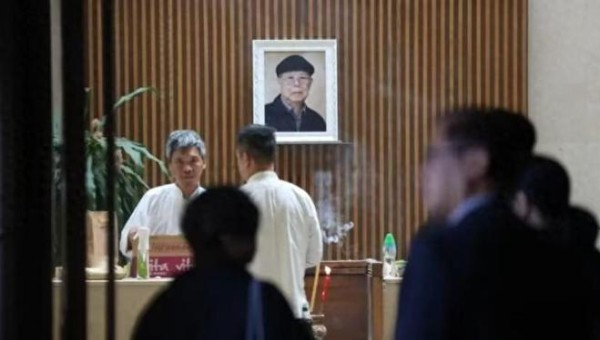 突发！马国明父亲离世，出殡过程曝光，汤洛雯搀扶着婆婆送别公公