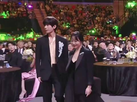 成毅张凌赫尖叫之夜引热议,憨盲互动成焦点