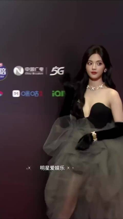 杨超越微博视界大会盛典红毯v领直拍