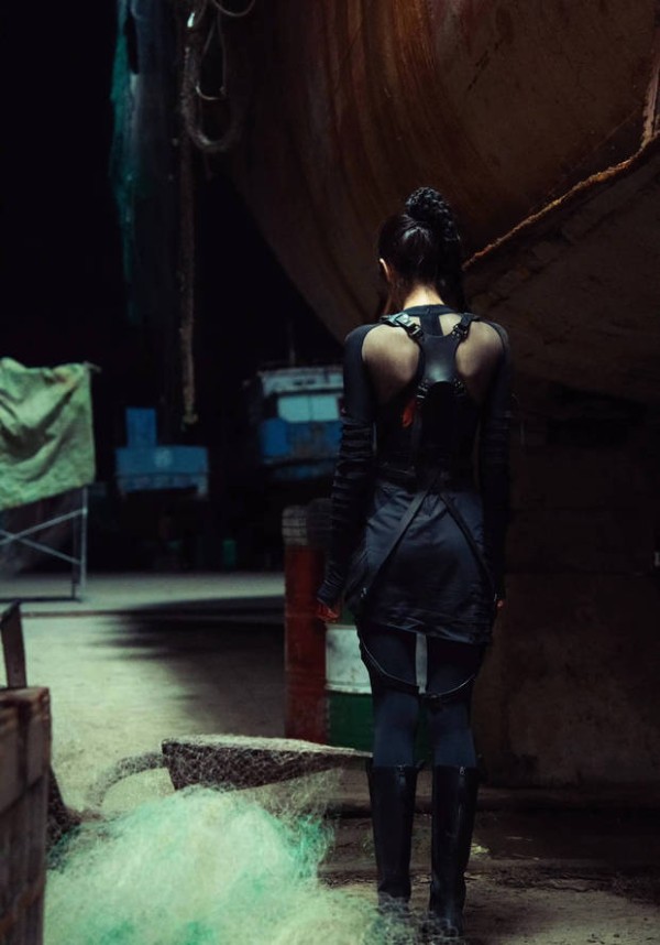 迪丽热巴晒出自己饰演聂九罗的造型照,身材超性感。