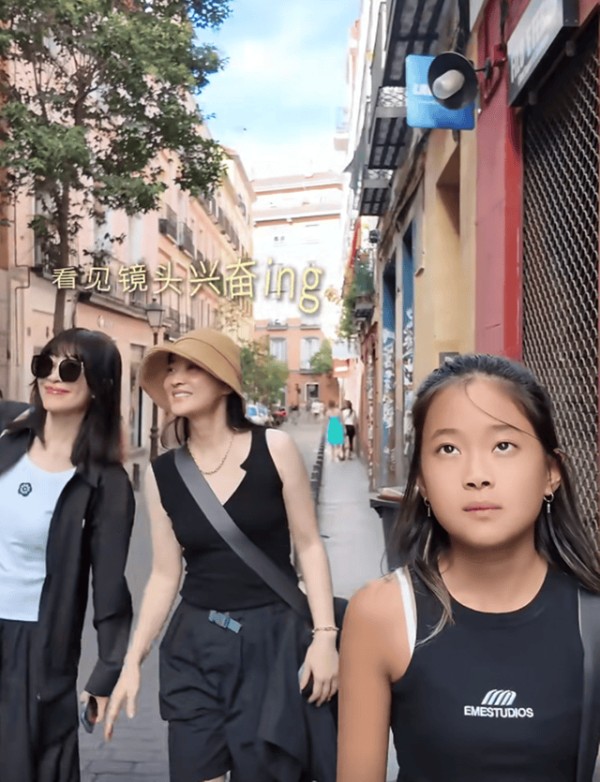 梅婷一家6口国外度假,亲哥露面在大学当老师,嫂子比梅婷还年轻