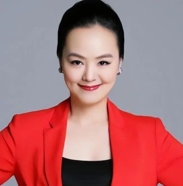 央视著名主持人孙小梅:嫁哈佛海归恩爱22年,如今59岁官宣新身份