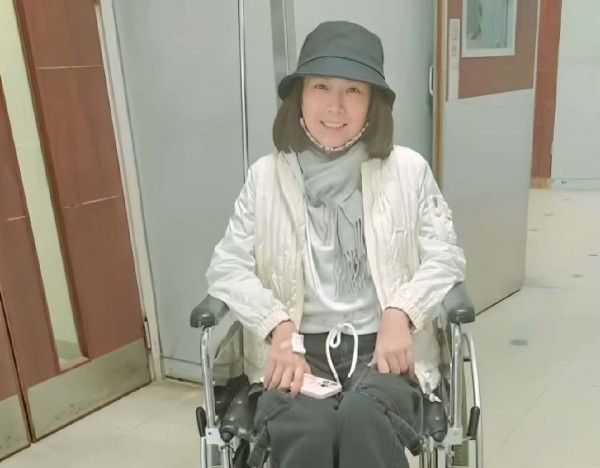香港知名女星确诊癌症晚期,做化疗头发掉光,癌细胞在体内四处扩散
