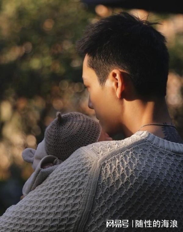 爆哭!陈伟霆官宣生子深层原因曝光,童年创伤催生出最温柔的父爱