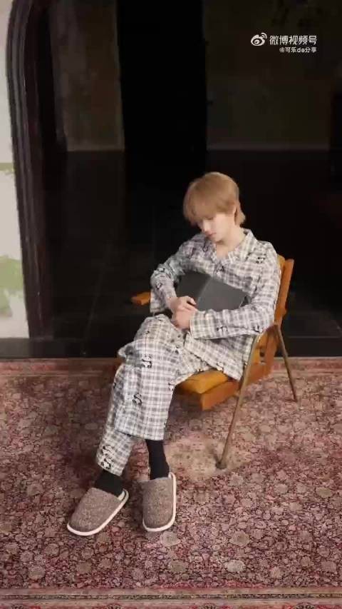 张真源睡衣西装变装视频释出，双风格帅气吸睛