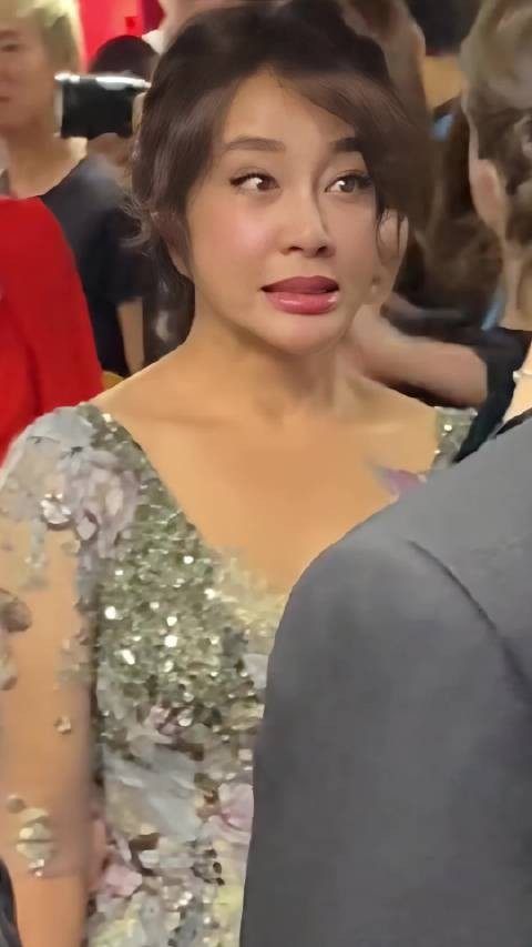 刘晓庆近照状态佳,身材眼神显年轻