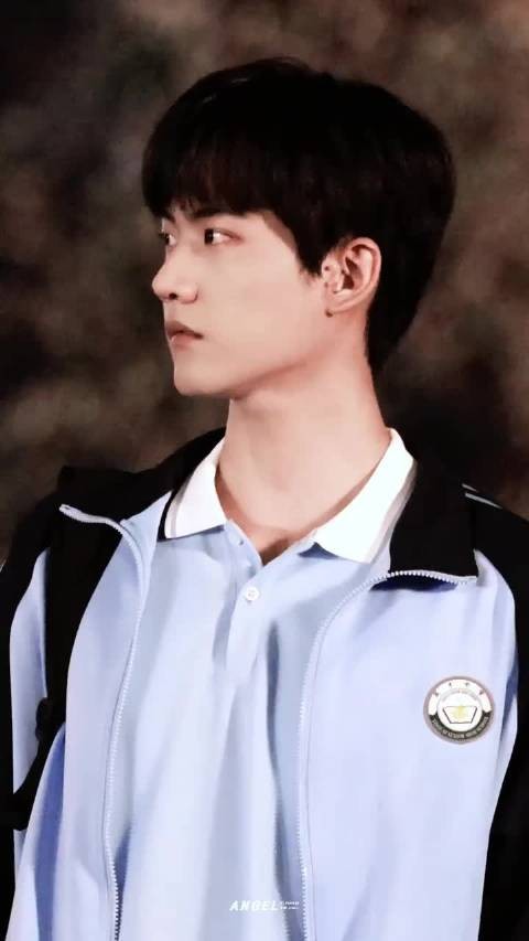 妈咪呀！他才不是穷小子呢！他可是周柯宇呀！我愿意和他在一起吃苦