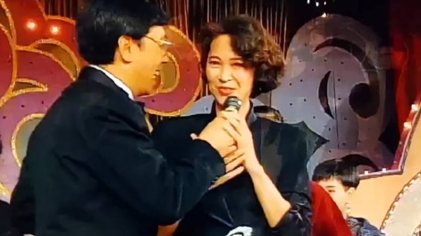 胡枫六十大寿欢乐今宵移师酒店庆生，偕萧芳芳热舞展默契