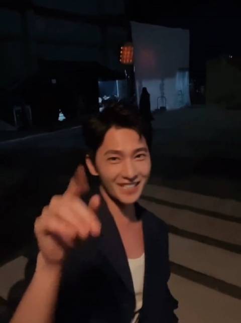 yyy 想把天上的星星摘给你,却发现它们早就在你的眼睛里