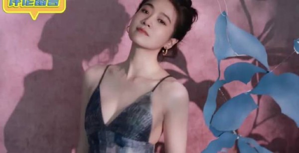 张雪迎波纹深v吊带连衣裙,水波潋滟揉碎天光