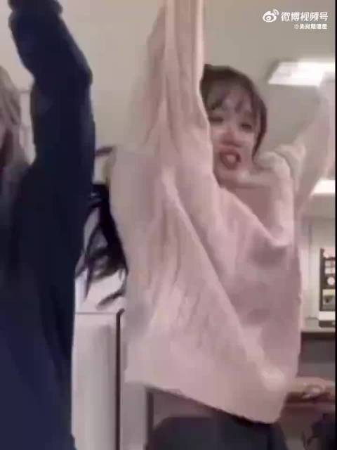 这么一跳就看到三个女孩魅力巨大了