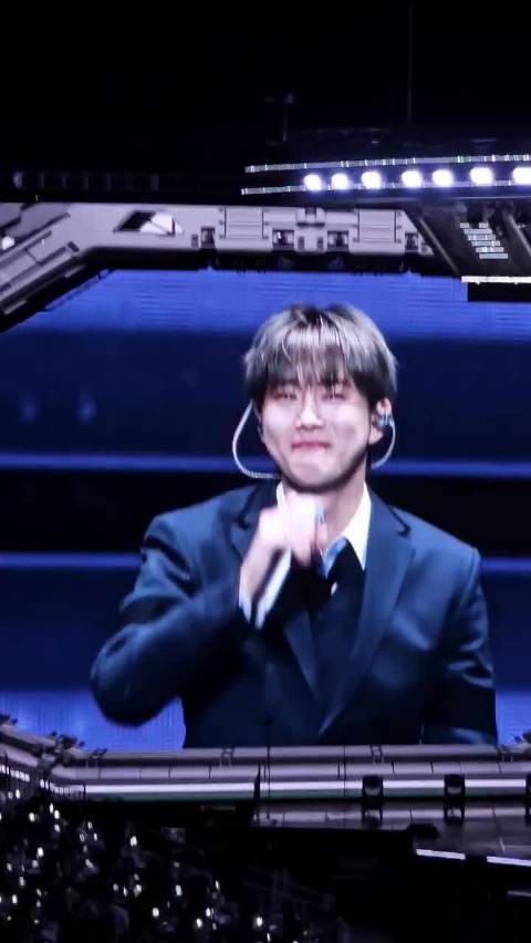 EXO粉丝见面会现场泪海,队长落泪引粉丝心疼