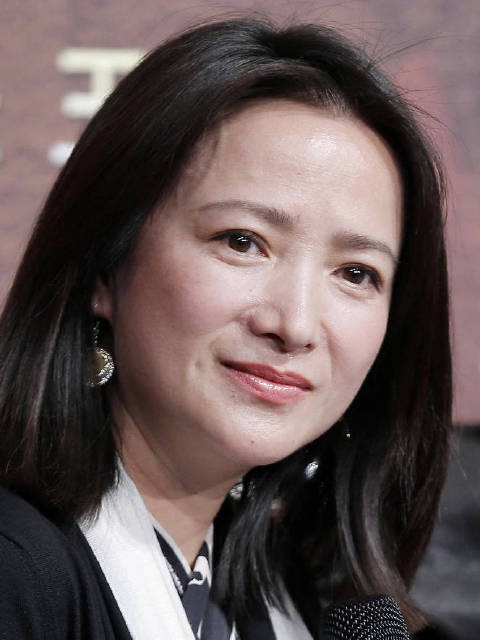 何晴好友透露她在治疗期间积极乐观,希望和李雪健一样战胜病魔,重返舞台