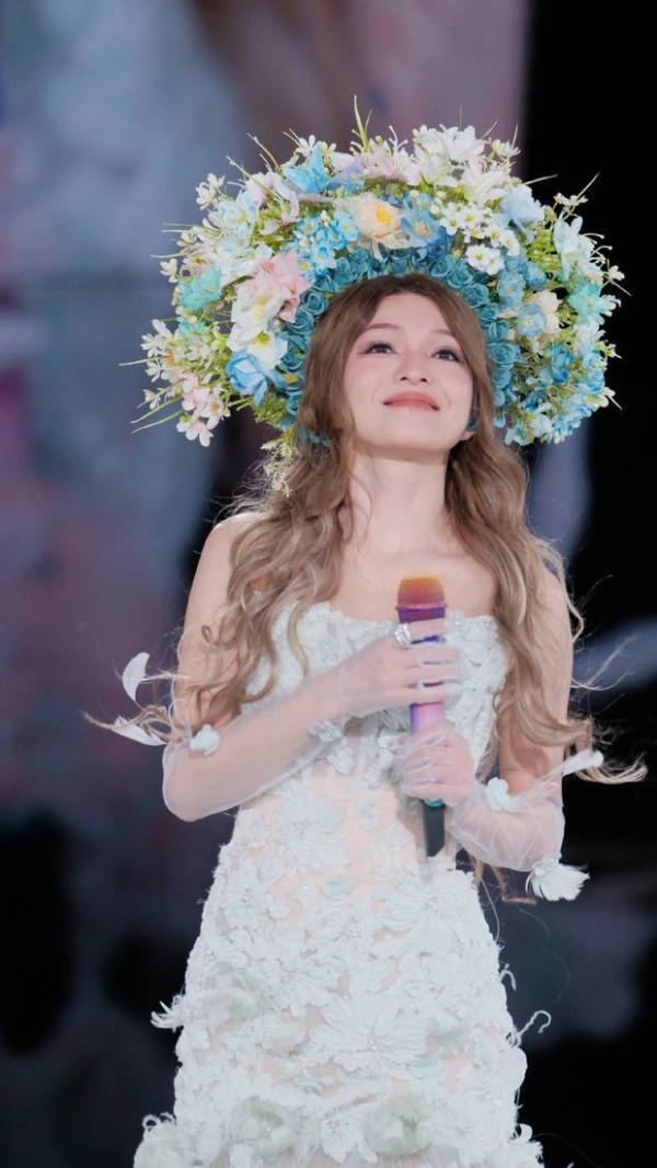 张韶涵演唱会佩戴非遗簪花,花仙子造型养眼吸睛