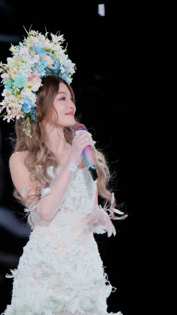 张韶涵把非遗簪花戴到了演唱会!