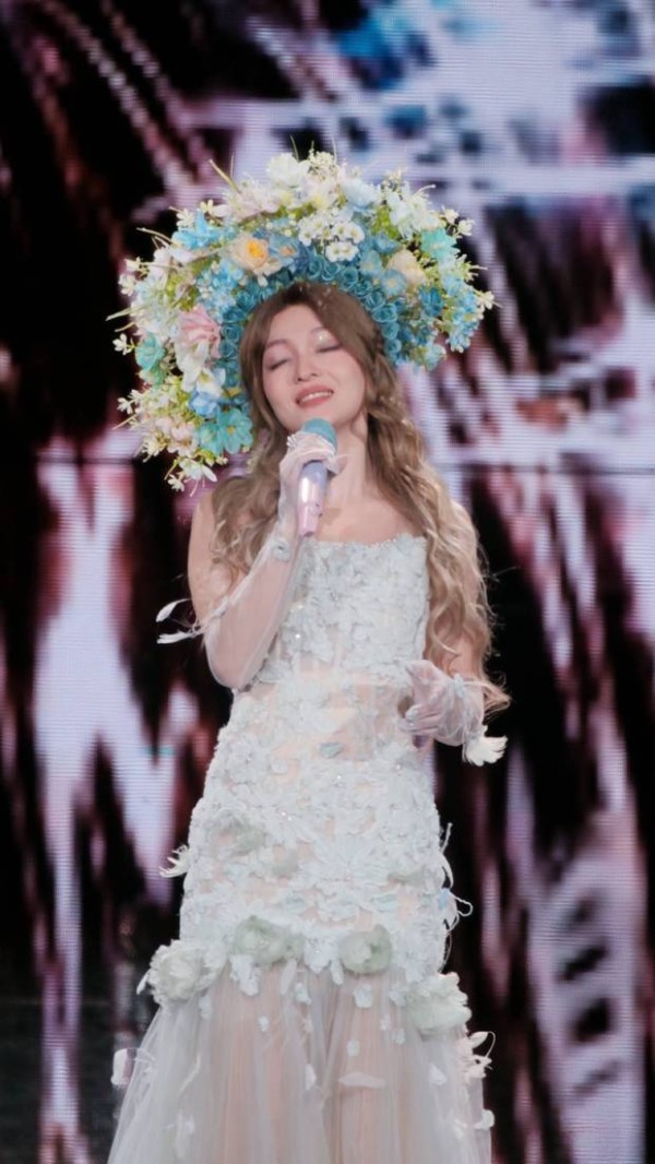 张韶涵专注演唱歌曲,魅力十足。