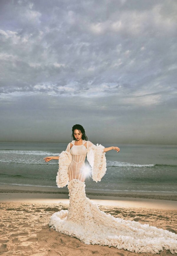 蔡依林穿白色长裙勾勒曲线身材。