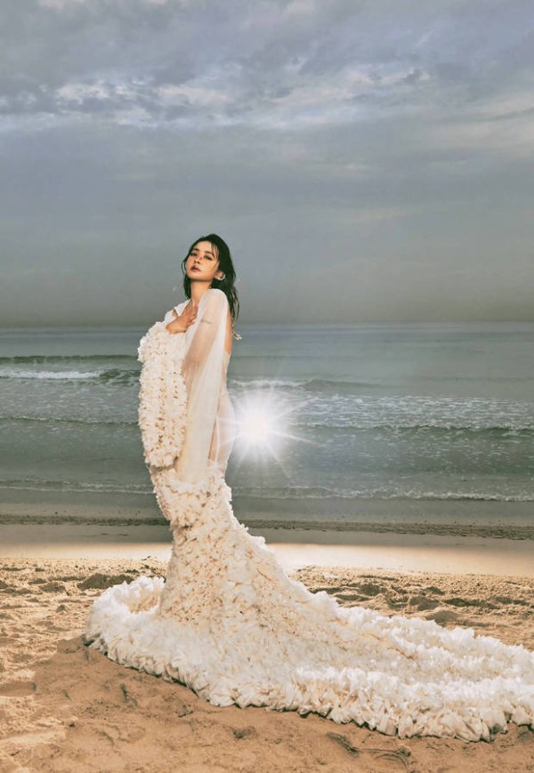 蔡依林在海边拍大片,氛围感拉满。