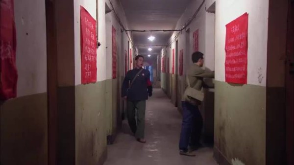 金婚:旅馆的床被摇塌,隔壁革命小将闻风而动,夫妻被当搞破鞋的