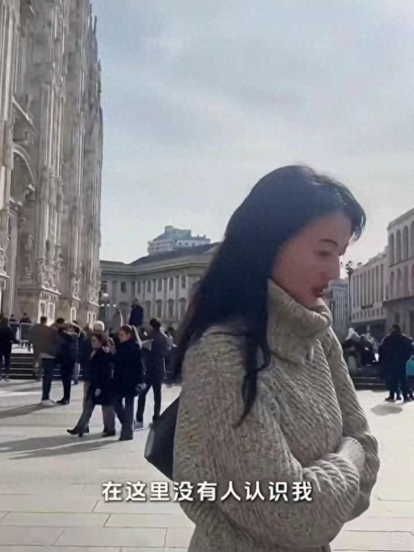 46岁高圆圆米兰街头放飞!没人认出素颜狂拍,生图状态看呆路人
