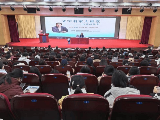 茅盾文学奖得主柳建伟回河南“寻根”,300多名师生跟着一起“挖宝”