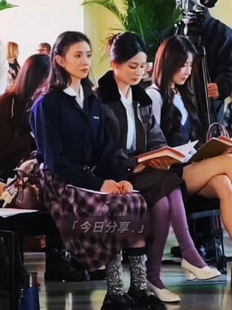 刘浩存李沁同框亮相,酒红蕾丝撞色紫袜黑白裙