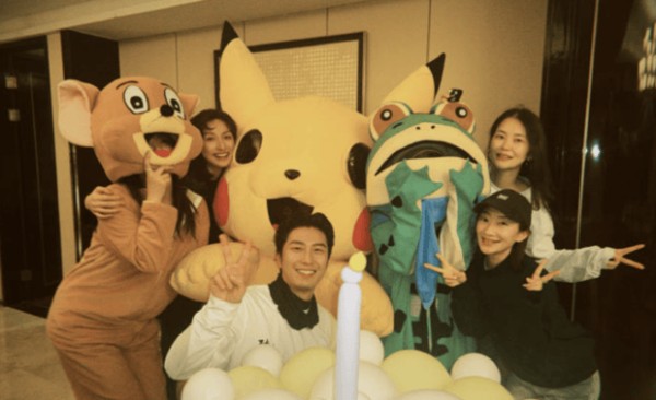 窦骁何超莲和友人的大合影。