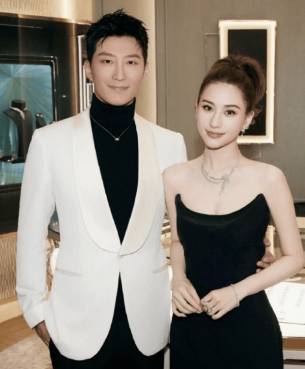 何超莲窦骁正装合照,甜蜜搂腰。