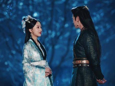 你凝视她的目光谈不上坦荡,却透着一股纯粹的深情