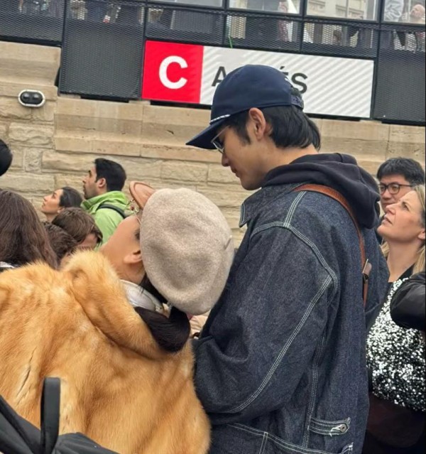 太甜了！网友曝巴塞罗那偶遇金莎和孙丞潇，孙丞潇看金莎的样子宠溺到爆