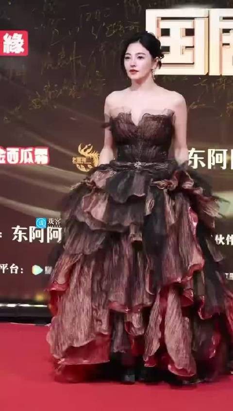 张雨绮国剧盛典红毯穿焦糖棕礼裙诠释东方韵味