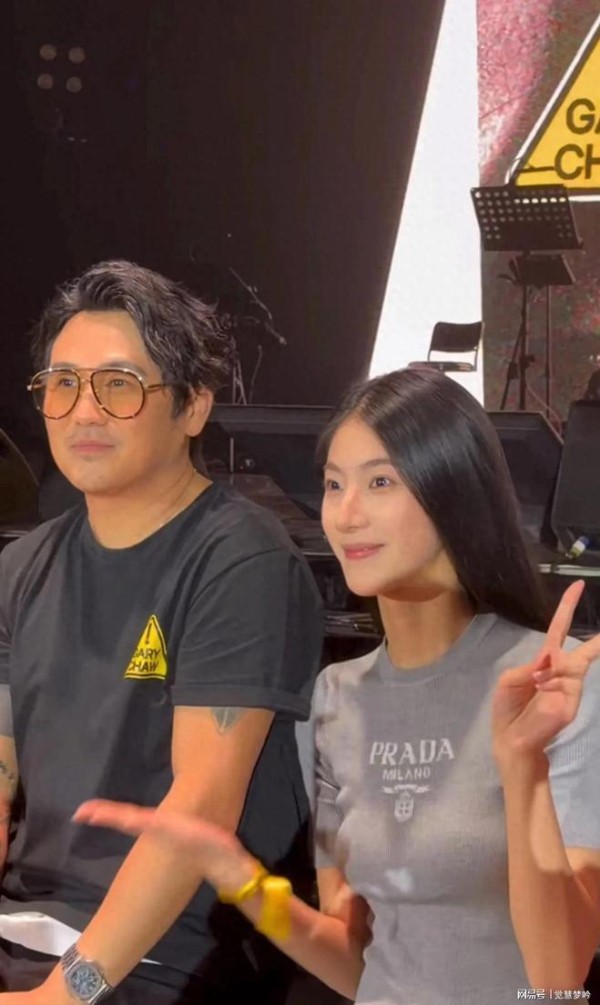 曹格活动现场愣住!女粉丝容貌酷似前妻吴速玲,他偷看好几次