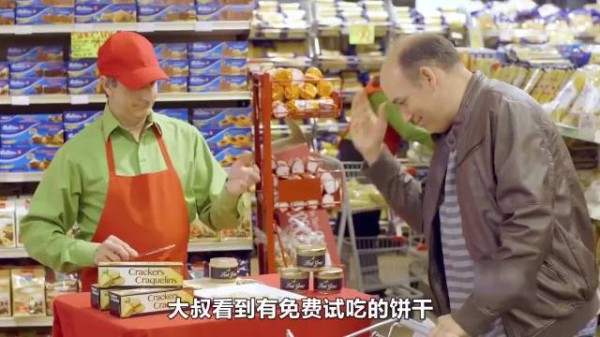 大叔多次试吃免费的饼干，被老板拒绝后竟出现了令人尴尬的一幕