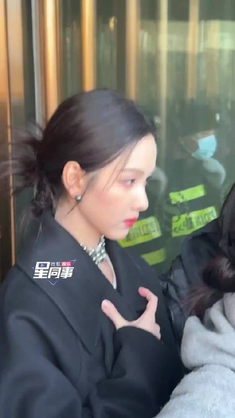 陈都灵的气质如同冬日的晨雾，清新而神秘，令人忍不住想要靠近